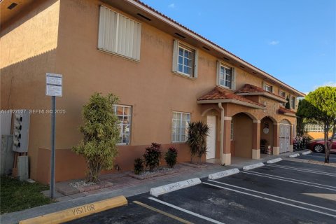 Casa en Hialeah, Florida 3 dormitorios, 117.99 m2 № 2034230