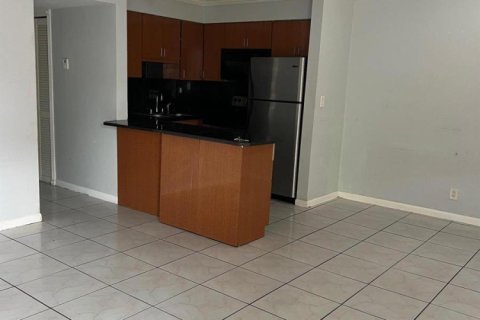 Condo in Oakland Park, Florida, 2 bedrooms  № 2191479 - photo 2