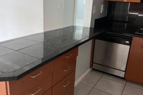Condo in Oakland Park, Florida, 2 bedrooms  № 2191479 - photo 8