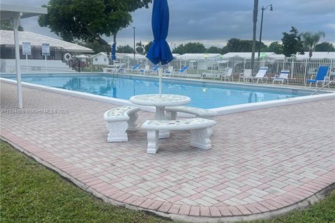 Condo in Pompano Beach, Florida, 2 bedrooms  № 1955864 - photo 1
