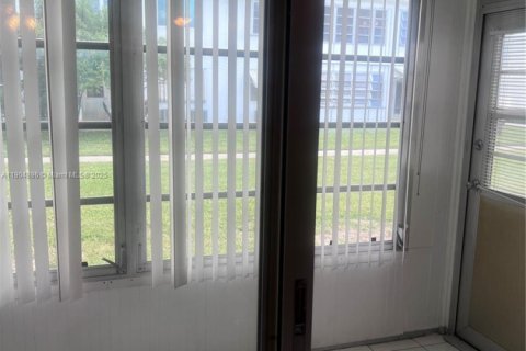 Condo in Pompano Beach, Florida, 2 bedrooms  № 1955864 - photo 17