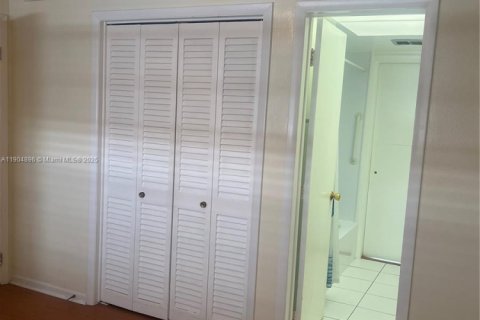 Condo in Pompano Beach, Florida, 2 bedrooms  № 1955864 - photo 9