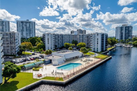 Condo in Aventura, Florida, 2 bedrooms  № 1820059 - photo 26