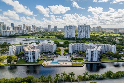 Condo in Aventura, Florida, 2 bedrooms  № 1820059 - photo 24