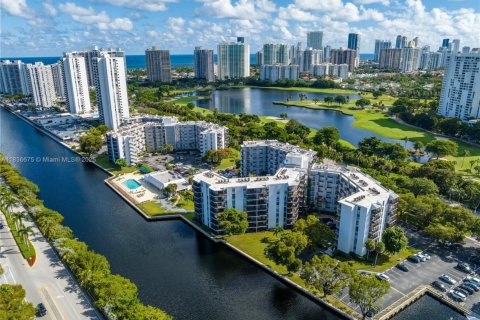 Condo in Aventura, Florida, 2 bedrooms  № 1820059 - photo 1