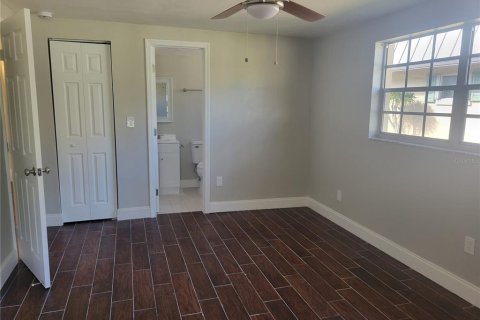 House in New Port Richey, Florida 2 bedrooms, 100.33 sq.m. № 2105377 - photo 5