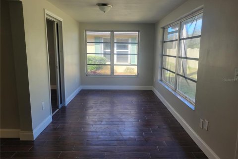 House in New Port Richey, Florida 2 bedrooms, 100.33 sq.m. № 2105377 - photo 9
