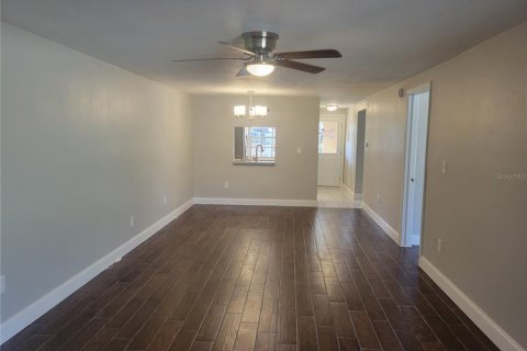 House in New Port Richey, Florida 2 bedrooms, 100.33 sq.m. № 2105377 - photo 15