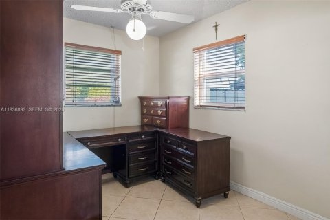 Casa en venta en Miami, Florida, 4 dormitorios № 1994758 - foto 13