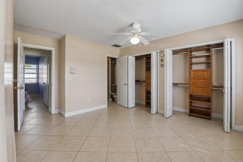 Casa en venta en Miami, Florida, 4 dormitorios № 1994758 - foto 17