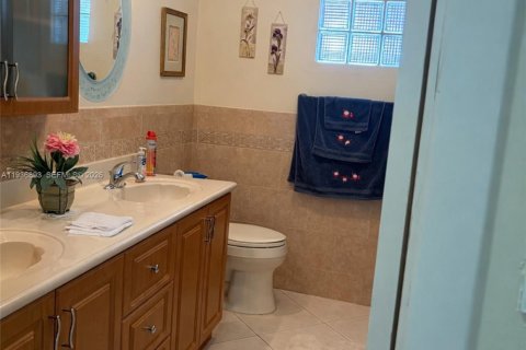 Casa en venta en Miami, Florida, 4 dormitorios № 1994758 - foto 4