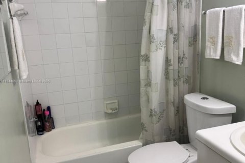 Townhouse in Weston, Florida 2 bedrooms, 105.07 sq.m. № 2069549 - photo 11