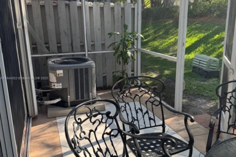 Townhouse in Weston, Florida 2 bedrooms, 105.07 sq.m. № 2069549 - photo 12