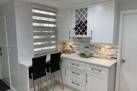 Townhouse in Weston, Florida 2 bedrooms, 105.07 sq.m. № 2069549 - photo 4