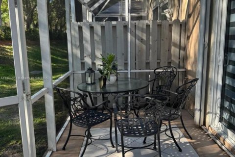 Townhouse in Weston, Florida 2 bedrooms, 105.07 sq.m. № 2069549 - photo 13