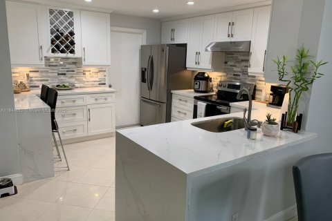 Townhouse in Weston, Florida 2 bedrooms, 105.07 sq.m. № 2069549 - photo 3