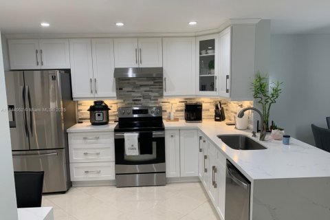 Townhouse in Weston, Florida 2 bedrooms, 105.07 sq.m. № 2069549 - photo 2