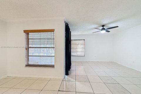 Condominio en venta en Hialeah, Florida, 3 dormitorios, 104.98 m2 № 1964602 - foto 18