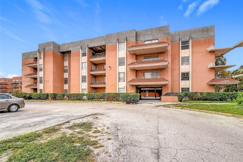 Condominio en venta en Hialeah, Florida, 3 dormitorios, 104.98 m2 № 1964602 - foto 8