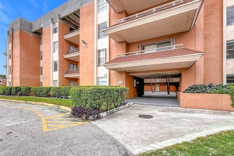 Condominio en venta en Hialeah, Florida, 3 dormitorios, 104.98 m2 № 1964602 - foto 9