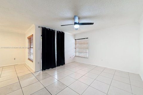 Condominio en venta en Hialeah, Florida, 3 dormitorios, 104.98 m2 № 1964602 - foto 26