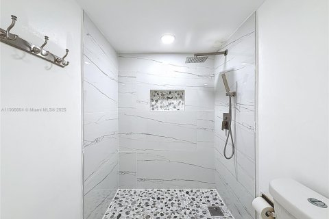 Condominio en venta en Hialeah, Florida, 3 dormitorios, 104.98 m2 № 1964602 - foto 17