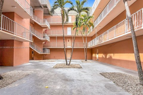 Condominio en venta en Hialeah, Florida, 3 dormitorios, 104.98 m2 № 1964602 - foto 1