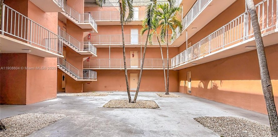 Condominio en Hialeah, Florida, 3 dormitorios  № 1964602