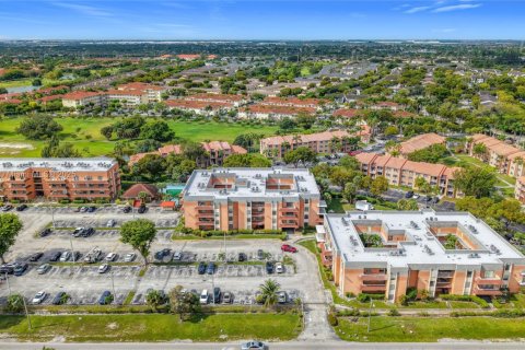 Condominio en venta en Hialeah, Florida, 3 dormitorios, 104.98 m2 № 1964602 - foto 4