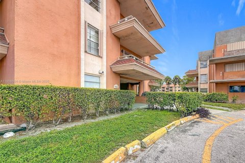 Condominio en venta en Hialeah, Florida, 3 dormitorios, 104.98 m2 № 1964602 - foto 10