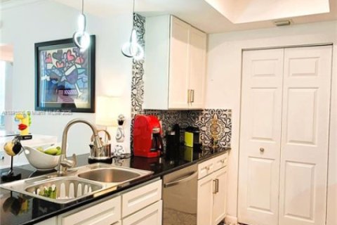 Copropriété à vendre à Miami, Floride: 2 chambres, 91.42 m2 № 1950787 - photo 10