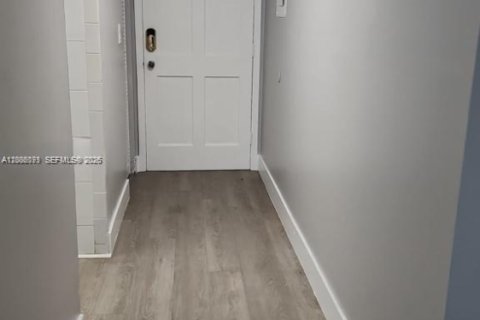 Condo in Hialeah Gardens, Florida, 2 bedrooms  № 2365238 - photo 3