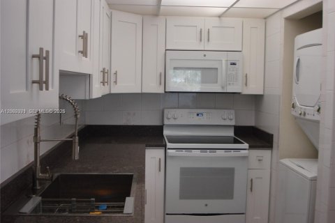 Condo in Hialeah Gardens, Florida, 2 bedrooms  № 2365238 - photo 4