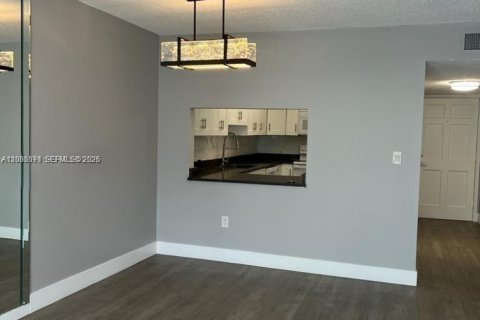 Condo in Hialeah Gardens, Florida, 2 bedrooms  № 2365238 - photo 5