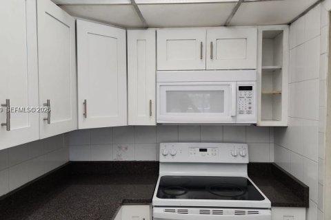 Condo in Hialeah Gardens, Florida, 2 bedrooms  № 2365238 - photo 7