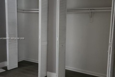 Condo in Hialeah Gardens, Florida, 2 bedrooms  № 2365238 - photo 9
