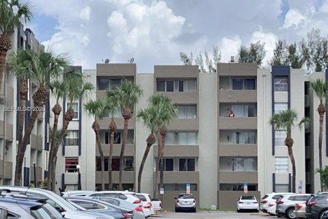 Condo in Hialeah Gardens, Florida, 2 bedrooms  № 2365238