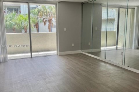 Condo in Hialeah Gardens, Florida, 2 bedrooms  № 2365238 - photo 2