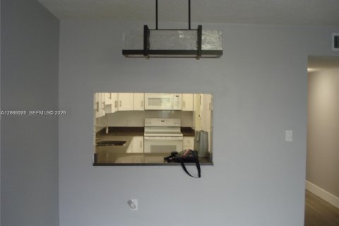 Condo in Hialeah Gardens, Florida, 2 bedrooms  № 2365238 - photo 6