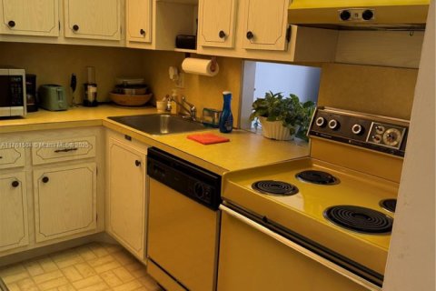 Condo in North Lauderdale, Florida, 1 bedroom  № 1860697 - photo 6
