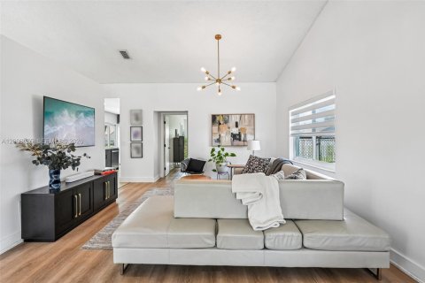 House in Weston, Florida 4 bedrooms, 192.4 sq.m. № 2268233 - photo 9