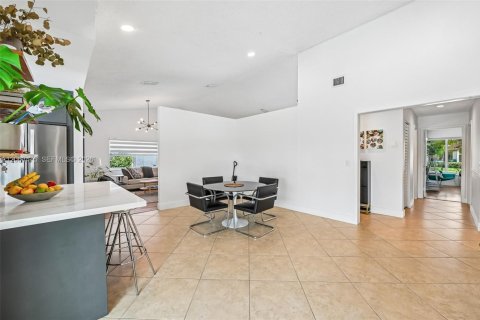 House in Weston, Florida 4 bedrooms, 192.4 sq.m. № 2268233 - photo 15