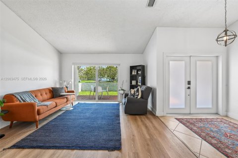 House in Weston, Florida 4 bedrooms, 192.4 sq.m. № 2268233 - photo 13