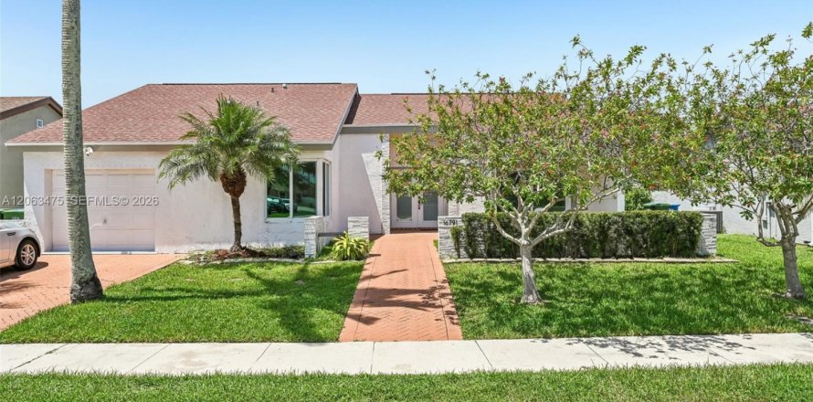 House in Weston, Florida 4 bedrooms, 192.4 sq.m. № 2268233