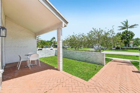 House in Weston, Florida 4 bedrooms, 192.4 sq.m. № 2268233 - photo 7