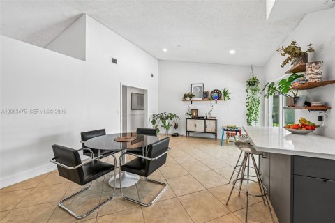 House in Weston, Florida 4 bedrooms, 192.4 sq.m. № 2268233 - photo 14