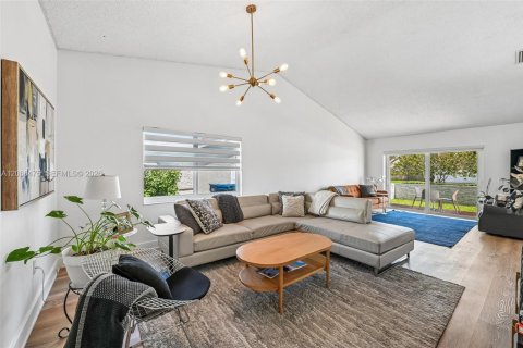 House in Weston, Florida 4 bedrooms, 192.4 sq.m. № 2268233 - photo 10