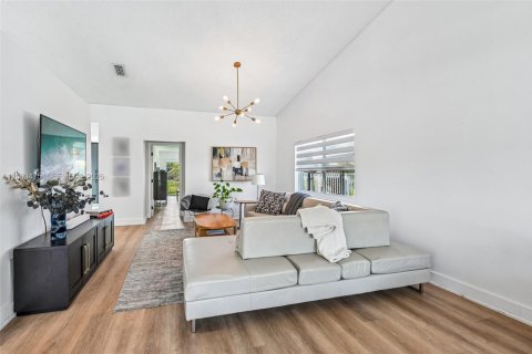 House in Weston, Florida 4 bedrooms, 192.4 sq.m. № 2268233 - photo 8