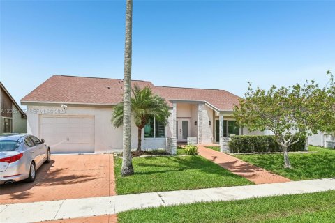 House in Weston, Florida 4 bedrooms, 192.4 sq.m. № 2268233 - photo 2