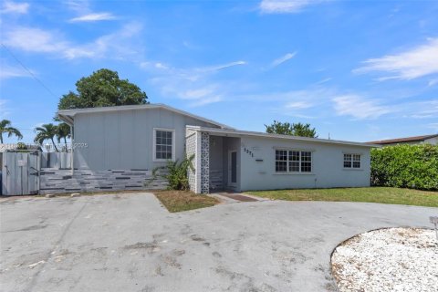 House in Miami Gardens, Florida 3 bedrooms, 164.9 sq.m. № 1696494 - photo 1